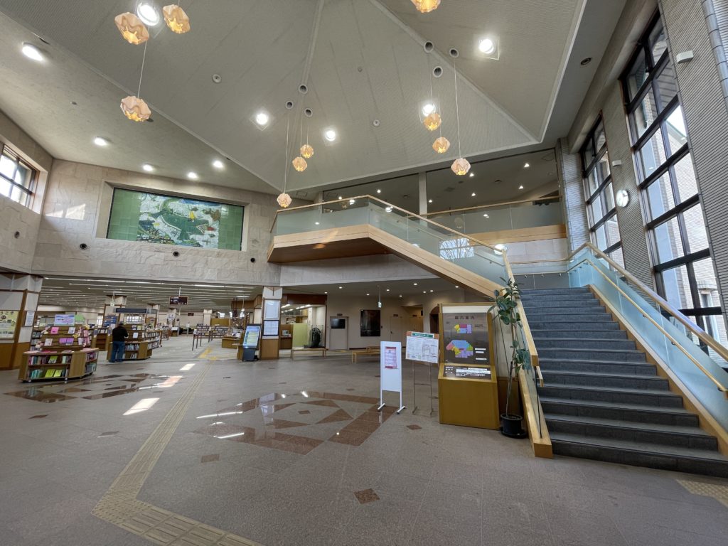 鶴ヶ島市立中央図書館：ロビー空間の構成は共通している。(写真3)